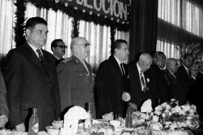 Adolfo López Mateos en compañía de Ernesto Uruchurtu y otras personalidades durante un banquete