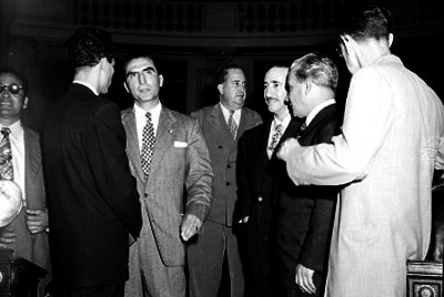 Norberto Treviño Zapata con hombres durante una junta en la cámara de diputados