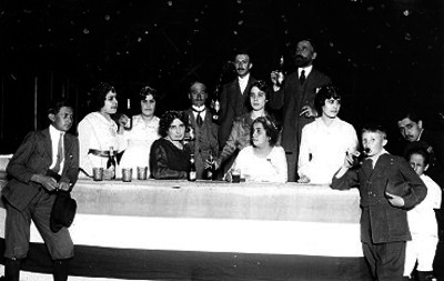 Publio Trippiedi conviviendo con otras personas durante una fiesta, retrato de grupo