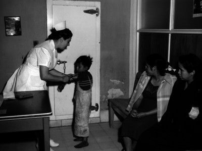 Enfermera aplica vacuna a niño