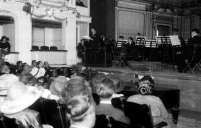 José Vasconcelos haciendo uso de la palabra, durante una ceremonia en un teatro