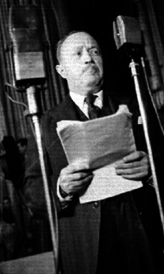 José Vasconcelos dando lectura a un discurso, durante una ceremonia en un auditorio