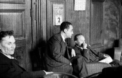 José Vasconcelos con varios hombres en una oficina, retrato