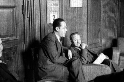José Vasconcelos reunido con varios hombres en una oficina, durante una junta