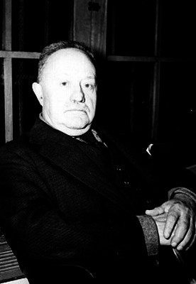 José Vasconcelos vestido de traje, retrato