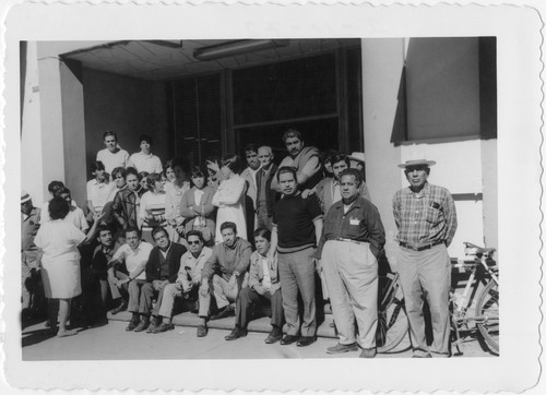 Trabajadores de la Comisión Federal de Electricidad en las "oficinas de Zona Secc. Nº 1, Aguascalientes"