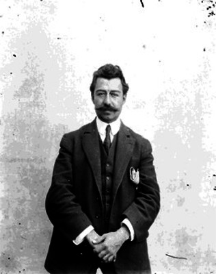 Santiago R. de la Vega, periodista, vestido de traje, retrato