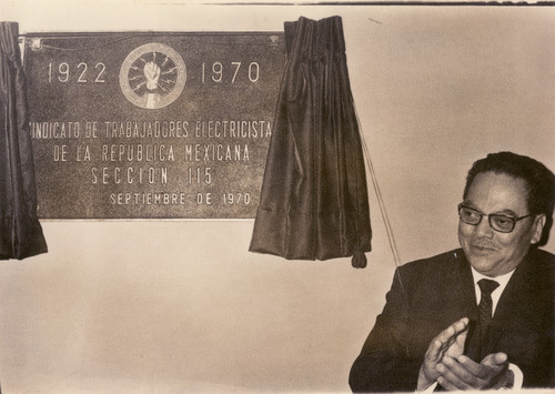 Rafael Galván en la develación de la placa conmemorativa por la inauguración del edificio del Sindicato de Trabajadores Electricistas de la República Mexicana sección 115