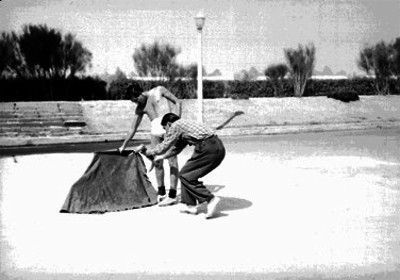 Antonio Velázquez realizando prácticas taurinas en un campo deportivo