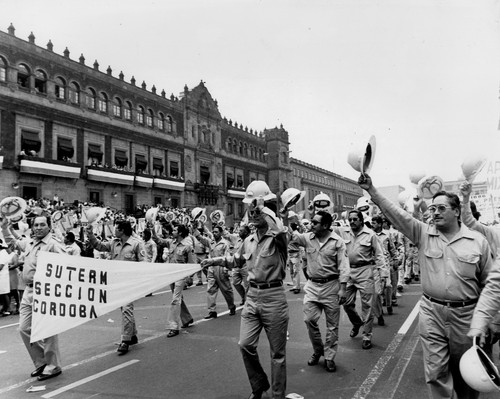 Sindicato Único de Trabajadores Electricistas de la República Mexicana, sección Córdoba participa en el desfile del día del trabajo