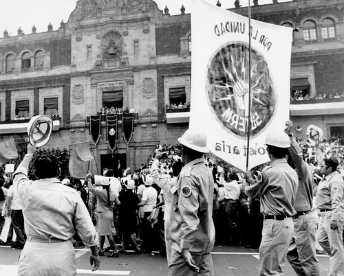 Contingente de trabajadores electricistas, desfilan frente a Palacio Nacional
