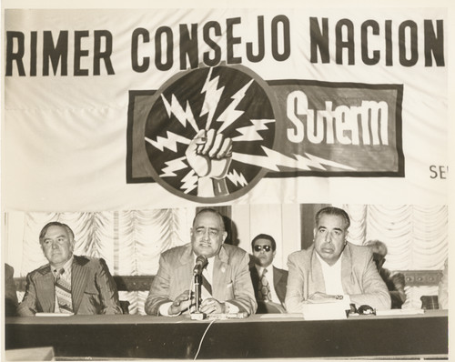 Francisco Pérez Ríos acompañado de Virgilio Cárdenas y otros personajes, pronuncia su discurso en el "1er Consejo Nal. del SUTERM", Guadalquivir 106