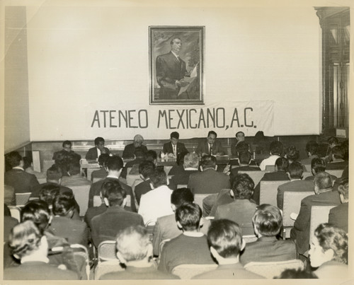 Rafael Galván Maldonado y personajes durante una asamblea del Ateneo Mexicano, A.C.