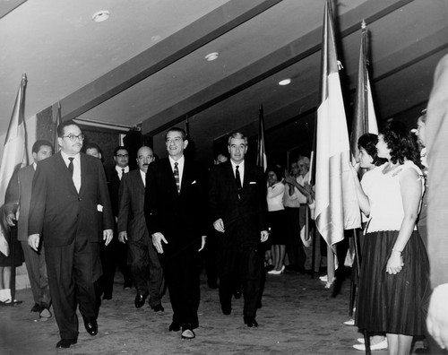 Adolfo López Mateos, Rafael Galván Maldonado, Salomón González Blanco y otros personajes en un acto público