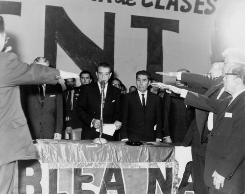 Adolfo López Mateos, Salomón González Blanco y otros personajes presiden la toma de protesta de la Confederación Nacional de Trabajadores