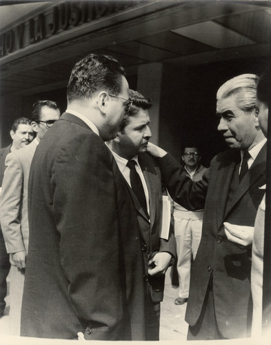 Salomón González Blanco, Rafael Galván Maldonado y otros personajes al salir de la asamblea de la Confederación Nacional de Trabajadores