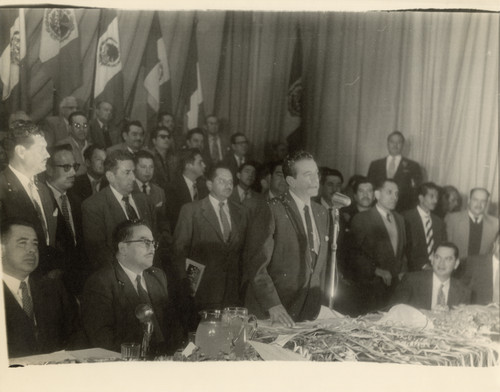 Adolfo López Mateos, Rafael Galván Maldonado, Virgilio Cárdenas y otros políticos presiden una asamblea de la Confederación Nacional de Trabajadores