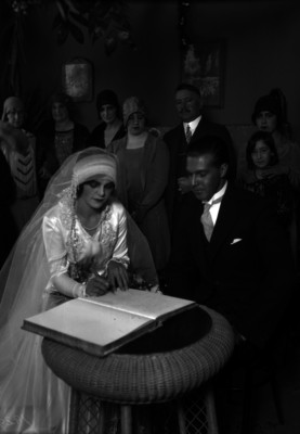 Othón M. Vélez y su esposa firman el libro del registro civil, en su boda