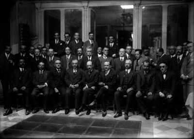 Carlos B. Zetina en compañía de varias personas durante una recepción, retrato de grupo