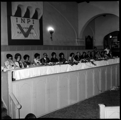 Señora Eva Sámano en mesa de honor durante Convención del INPI