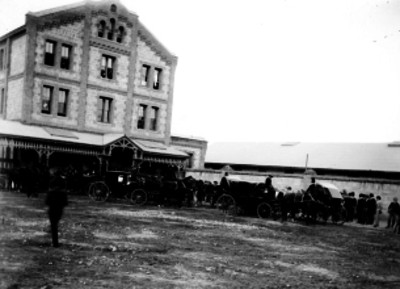 Pasajeros y carruajes en el patio frontal de la estación de ferrocarriles Buenavista