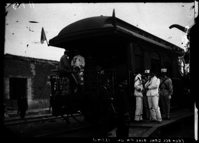 Porfirio Díaz y funcionarios en el cabús del tren presidencial
