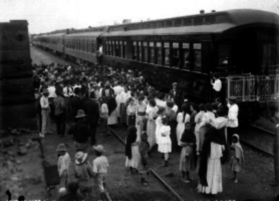 Pasajeros en andenes de una estación ferroviaria, esperando abordar el tren Nacional de Tehuantepec