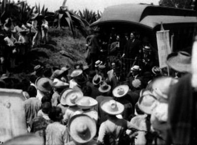 Ignacio Bonillas y comitiva, haciendo uso de la palabra ante campesinos, desde el cabú de un ferrocarril, durante su campaña presidencial