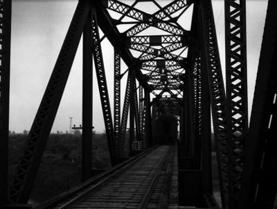 Ferrocarril cruza por un puente ferroviario