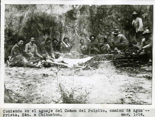 Constitucionalistas comiendo en el Aguaje del Cañón del Púlpito