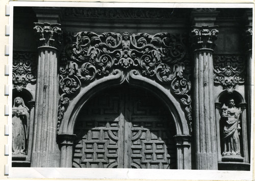 Fachada con imágenes de Santa Gertrudis y Santa Bárbara