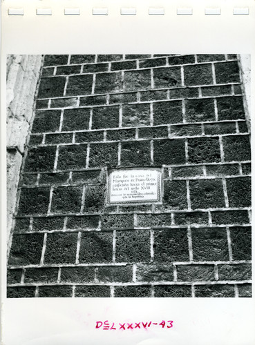 Placa con inscripción en la calle Francisco I. Madero