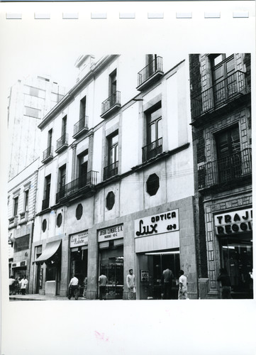Fachada de inmueble en la calle Francisco I. Madero