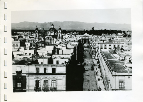 Calle 5 de Mayo el Teatro Nacional y el Templo de la Profesa