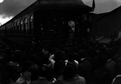 Francisco I. Madero, acompañado por su esposa y su padre, son recibidos por una multitud al llegar a una estación