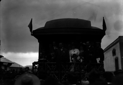 Francisco I. Madero acompañado por su esposa, hijos y miembros de su comitiva en el cabú del tren presidencial al salir de Pachuca