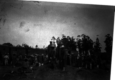 Tropas federales descansan en un campamento, junto al ferrocarril