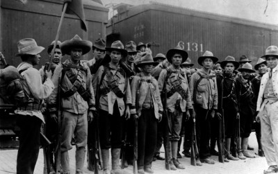 Soldados revolucionarios formados pasan revista, retrato de grupo