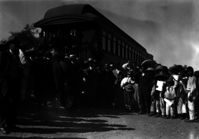 Ignacio Bonillas con su comitiva en la estación Colonia