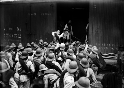 Artilleros federales se embarcan a combatir a los constitucionalistas