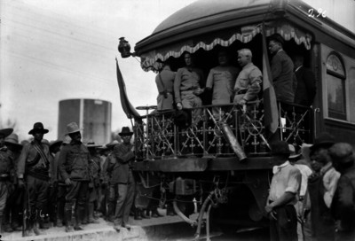 Alvaro Obregón y revolucionarios en el cabús de un ferrocarril