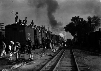 Tropas federales se embarcan en una estación ferroviaria