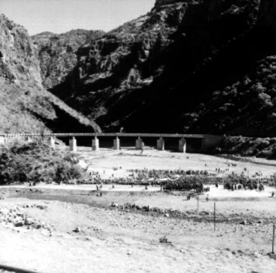 Adolfo López Mateos acompañado por Teófilo Borunda, Benjamín Méndez y otras personas, colocan el último clavo que inaugura la vía Chihuahua-Pacifico