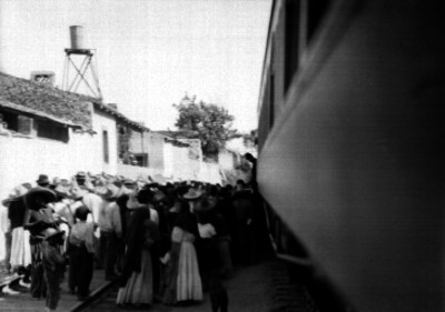 Gente aborda un vagón del ferrocarril en una estación