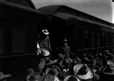 Venustiano Carranza y funcionarios en el tren presidencial, antes de partir rumbo a Querétaro