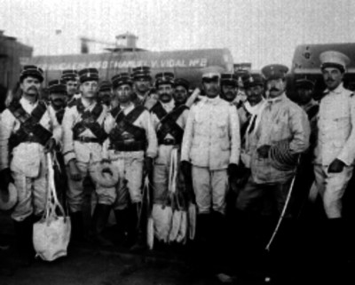Federales en los patios de una estación ferroviaria, retrato de grupo