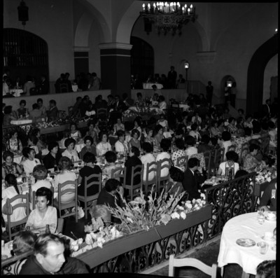 Gente en banquete en honor a la Señora de López Mateos realizado en el Hotel Riviera