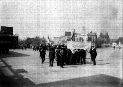 Obreros de la fábrica "La Hormiga" caminan por la calle durante manifestación