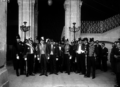 Miembros del "Cuerpo Diplomático a la salida del Palacio Nacional", retrato de grupo