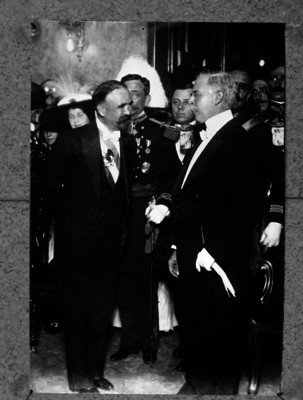 Francisco León de la Barra entrega el poder a Francisco I. Madero en Palacio Nacional, repografía